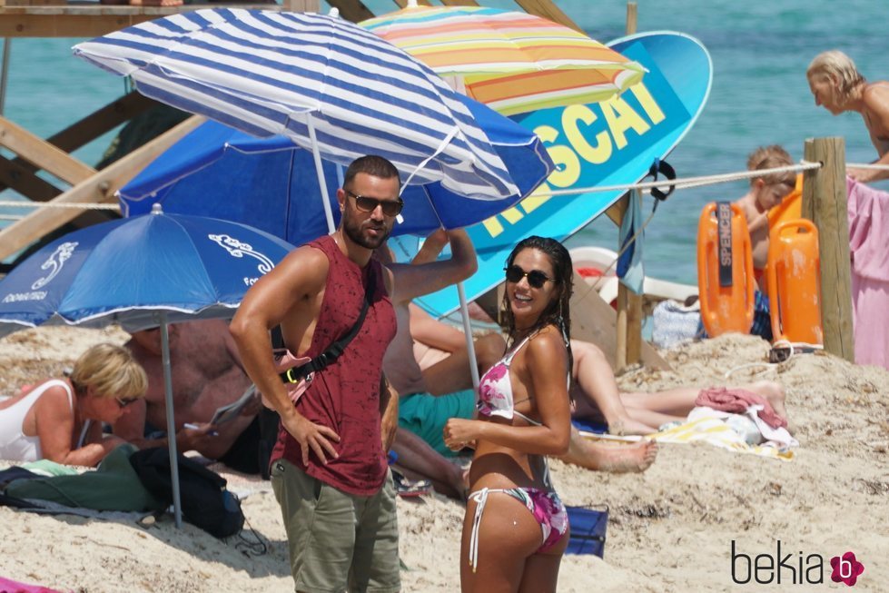 Lara Álvarez saludando a Adrián Torres en Formentera