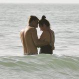 Ana Milán, cariñosa con su novio en el mar de Cádiz