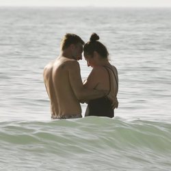 Ana Milán, cariñosa con su novio en el mar de Cádiz