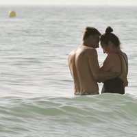 Ana Milán, cariñosa con su novio en el mar de Cádiz