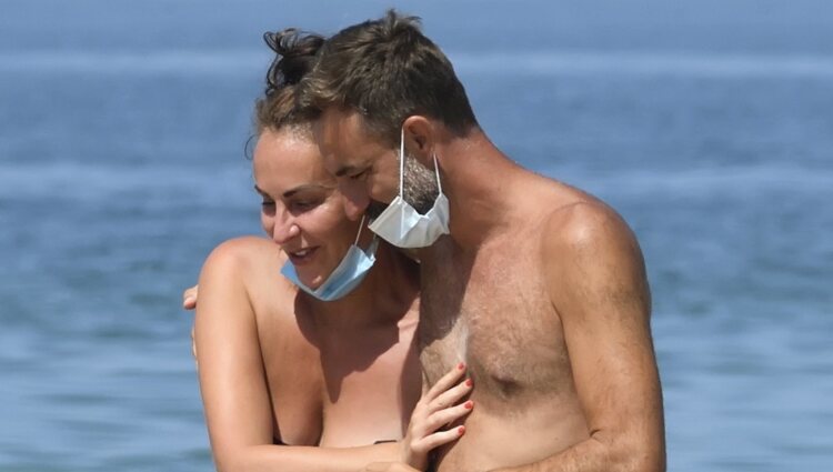 Ana Milán paseando con su novio en la playa de Cádiz