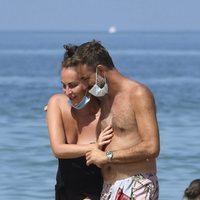 Ana Milán paseando con su novio en la playa de Cádiz