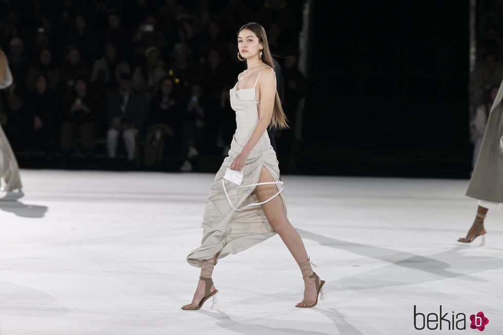 Gigi Hadid desfilando para Jacquemus en la presentación de su colección prêt-à-porter otoño 2020