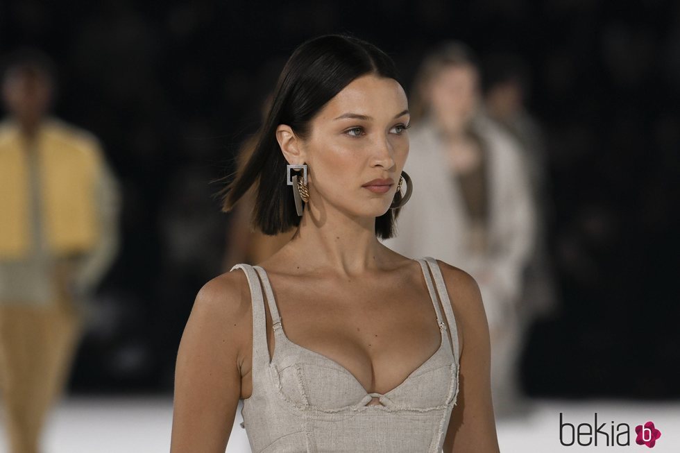 Bella Hadid desfilando para Jacquemus en su desfile prêt-à-porter otoño 2020