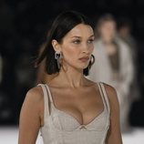 Bella Hadid desfilando para Jacquemus en su desfile prêt-à-porter otoño 2020