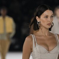 Bella Hadid desfilando para Jacquemus en su desfile prêt-à-porter otoño 2020