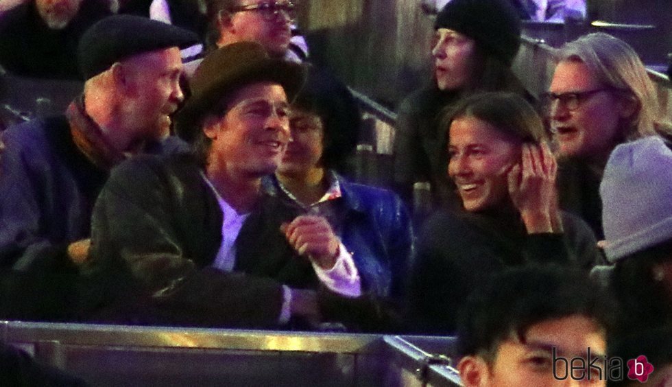 Brad Pitt con Nicole Poturalski en un concierto de Kanye West