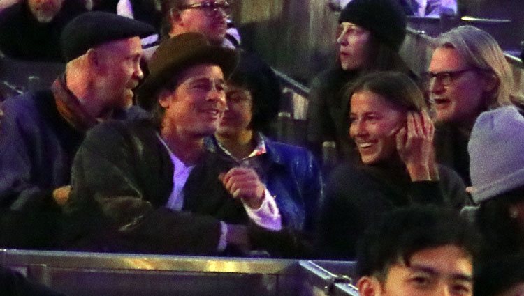 Brad Pitt con Nicole Poturalski en un concierto de Kanye West