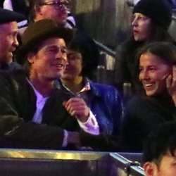 Brad Pitt con Nicole Poturalski en un concierto de Kanye West