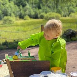 Gabriel de Suecia pintando en su primer acto oficial en Dalarna