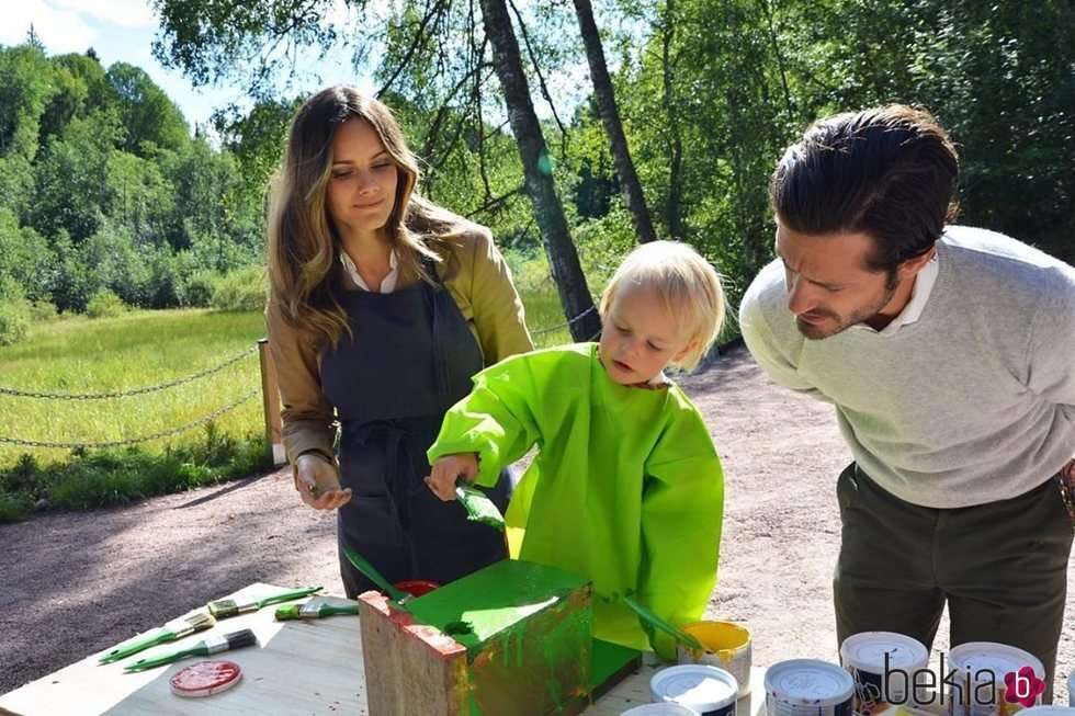 Carlos Felipe de Suecia y Sofia Hellqvist miran a su hijo Gabriel de Suecia pintando en Dalarna