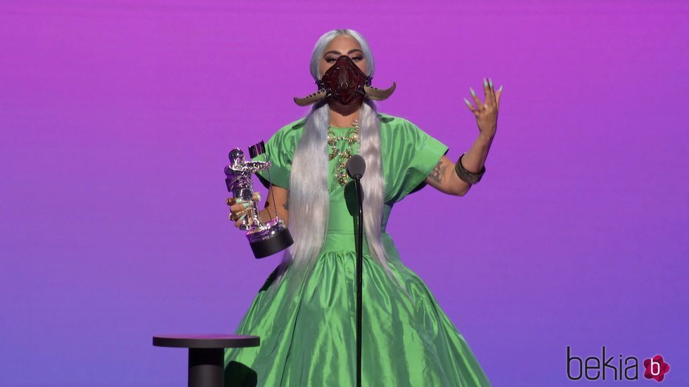 Lady Gaga recogiendo uno de los premios de los MTV VMA's 2020