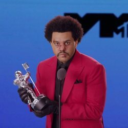 The Weeknd recogiendo uno de los premios de los MTV VMA's 2020