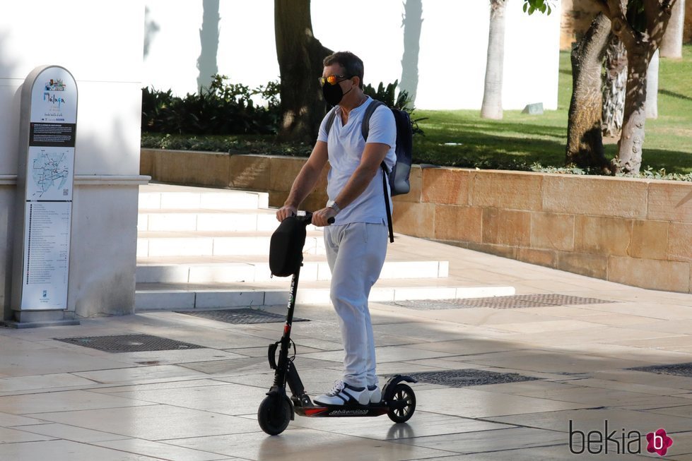 Antonio Banderas, paseando en patinete por Málaga