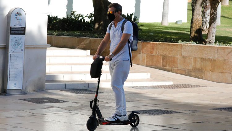 Antonio Banderas, paseando en patinete por Málaga