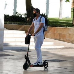 Antonio Banderas, paseando en patinete por Málaga