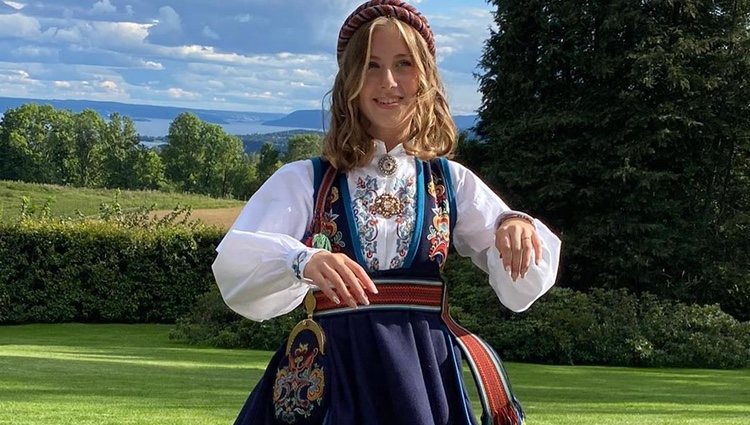 Leah Behn con el traje típico noruega en su Confirmación