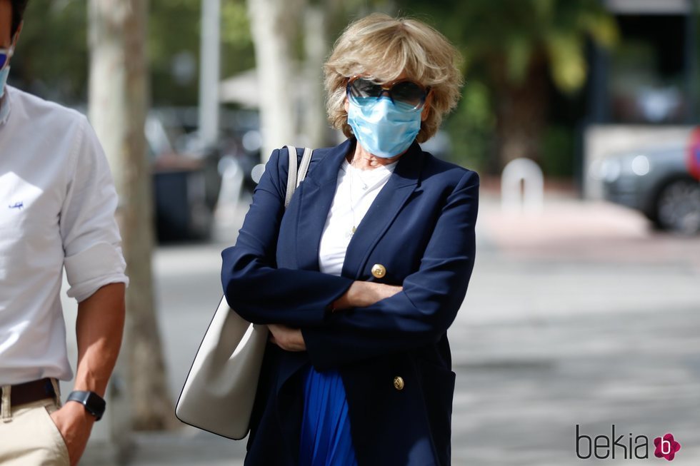 Mila Ximénez pasea por las calles de Madrid con amigos