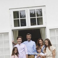 Federico y Mary de Dinamarca con sus hijos Christian, Isabel, Vicente y Josefina al final de sus vacaciones