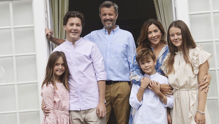 Federico y Mary de Dinamarca con sus hijos Christian, Isabel, Vicente y Josefina al final de sus vacaciones