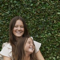 Isabel y Josefina de Dinamarca muy sonrientes