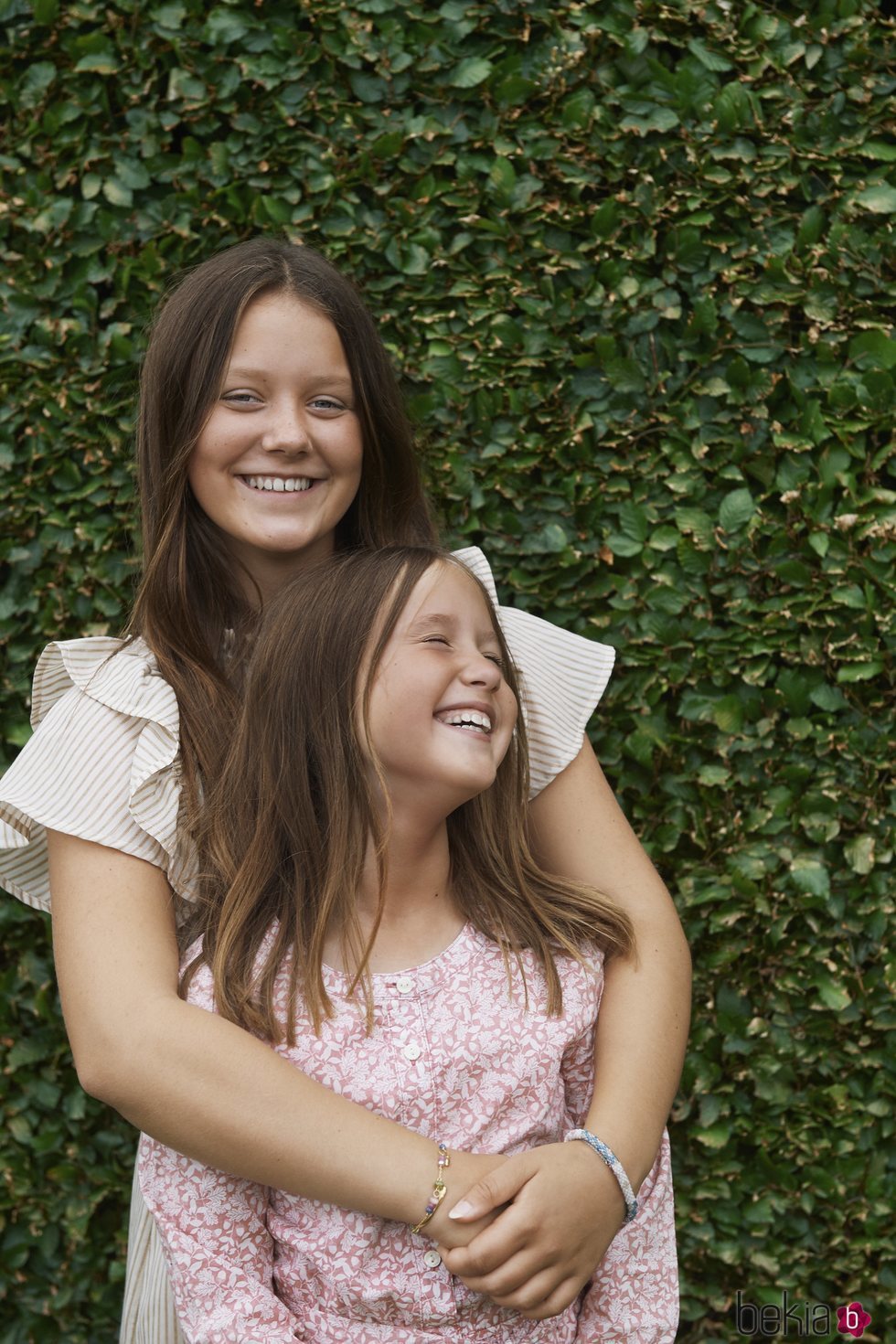 Isabel y Josefina de Dinamarca muy sonrientes