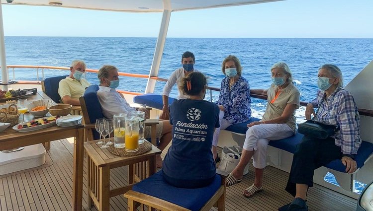 La Reina Sofía, Irene de Grecia, Tatiana Radziwill y y Jean Henri Fruchaud en la liberación de una tortuga en Mallorca