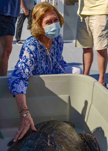 La Reina Sofía con la tortuga Hipatia en Mallorca