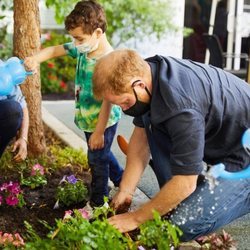 El Príncipe Harry y Meghan Markle plantando flores en Preschool Learning Center de Los Angeles