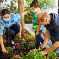 El Príncipe Harry y Meghan Markle plantando flores en Preschool Learning Center de Los Angeles