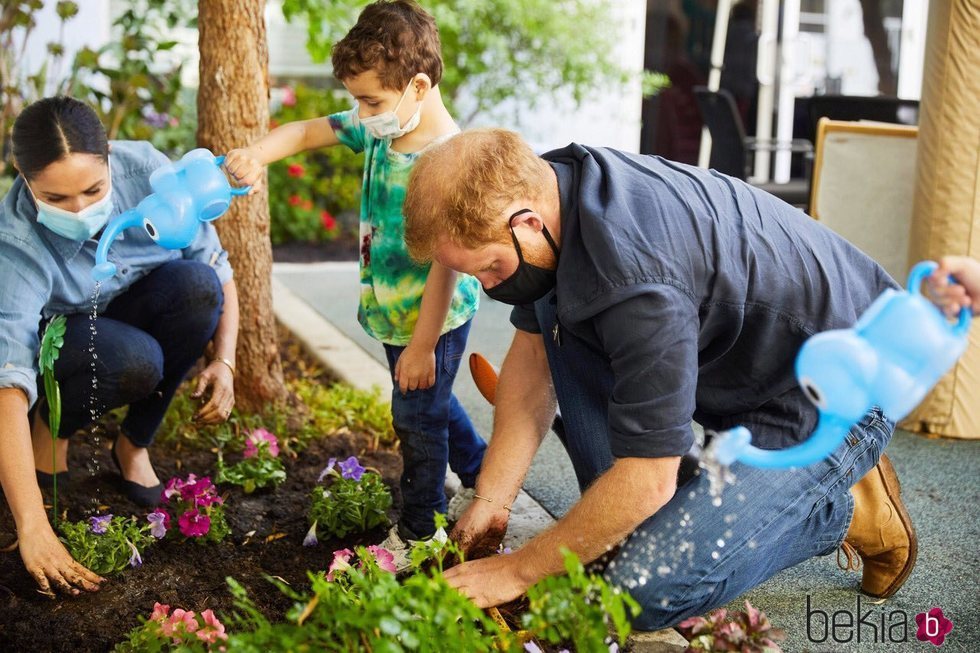 El Príncipe Harry y Meghan Markle plantando flores en Preschool Learning Center de Los Angeles