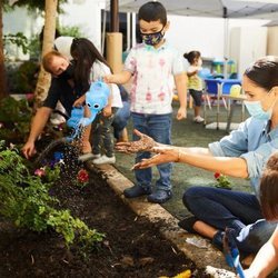 El Príncipe Harry y Meghan Markle durante la plantación de flores en Preschool Learning Center de Los Angeles