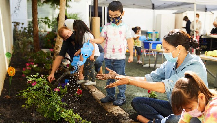 El Príncipe Harry y Meghan Markle durante la plantación de flores en Preschool Learning Center de Los Angeles