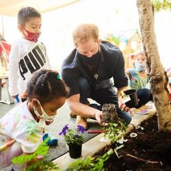 El Príncipe Harry plantando flores en Preschool Learning Center de Los Angeles