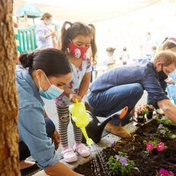 El Príncipe Harry y Meghan Markle plantando flores con unos niños en Preschool Learning Center de Los Angeles