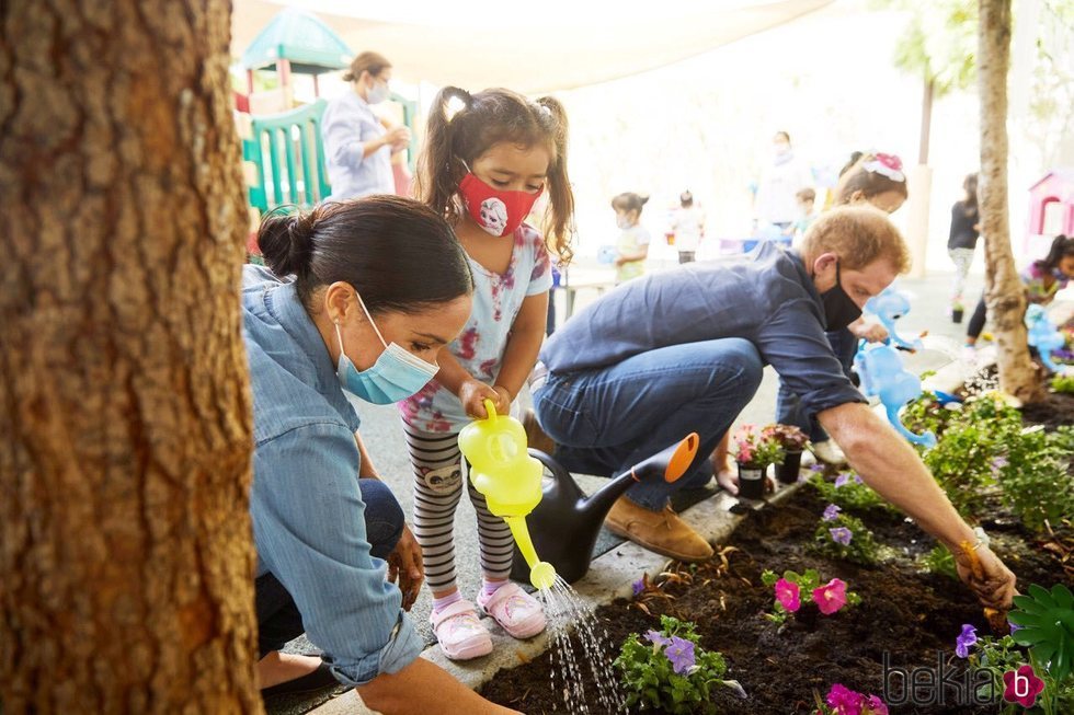 El Príncipe Harry y Meghan Markle plantando flores con unos niños en Preschool Learning Center de Los Angeles