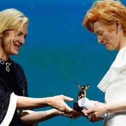 Tilda Swinton recibe el León de Oro honorífico en el Festival de Venecia 2020 de la mano de Cate Blanchett