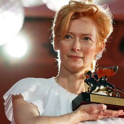 Tilda Swinton con su León de Oro honorífico en el Festival de Venecia 2020