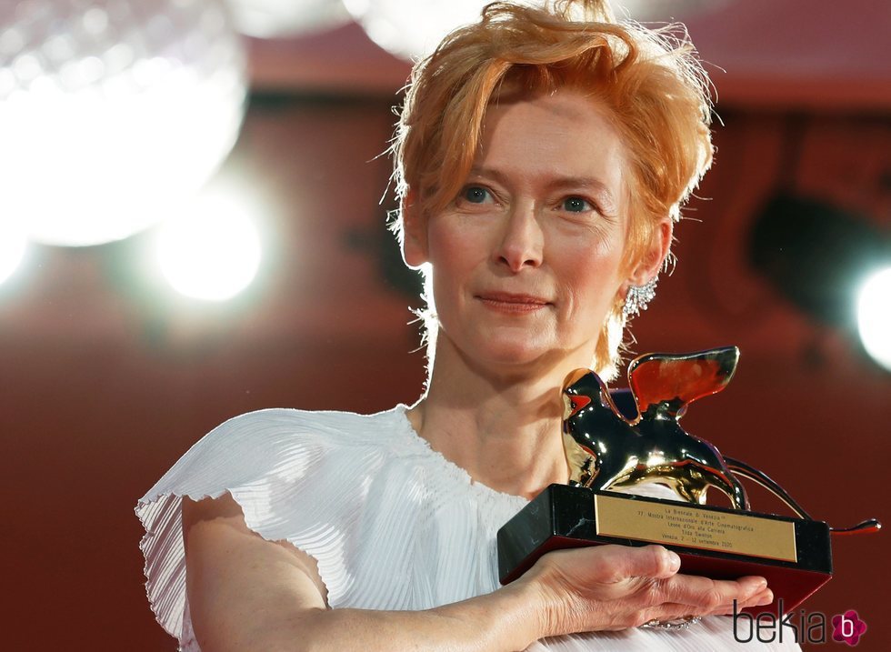 Tilda Swinton con su León de Oro honorífico en el Festival de Venecia 2020