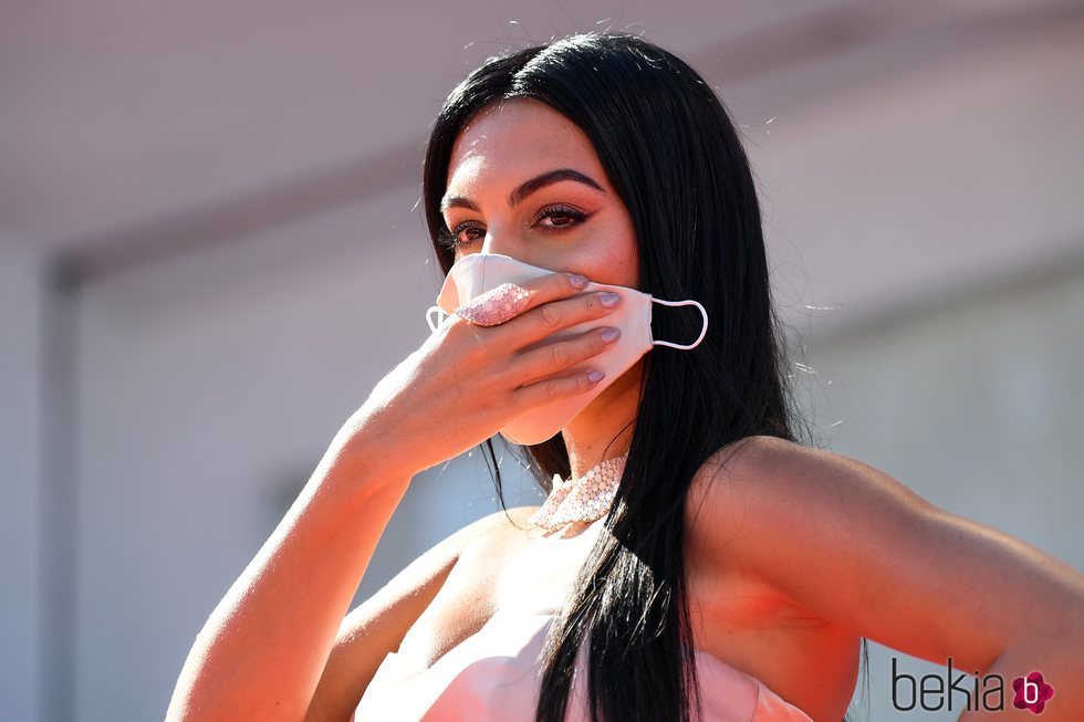 Georgina Rodríguez sujetando su mascarilla en el Festival de Venecia 2020