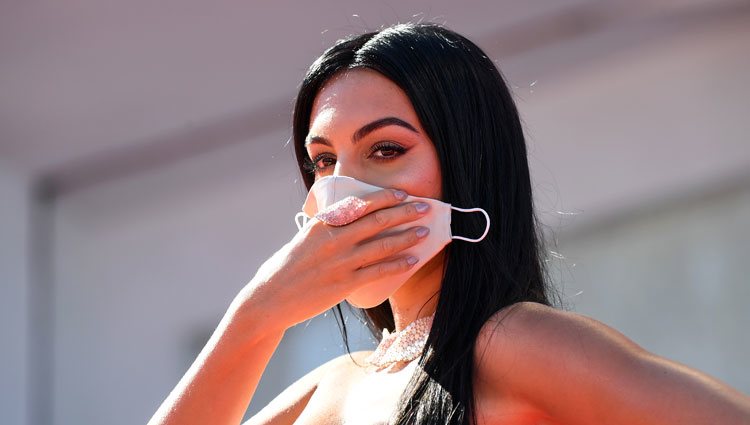 Georgina Rodríguez sujetando su mascarilla en el Festival de Venecia 2020