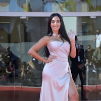 Georgina Rodríguez posa en la alfombra roja del Festival de Venecia 2020