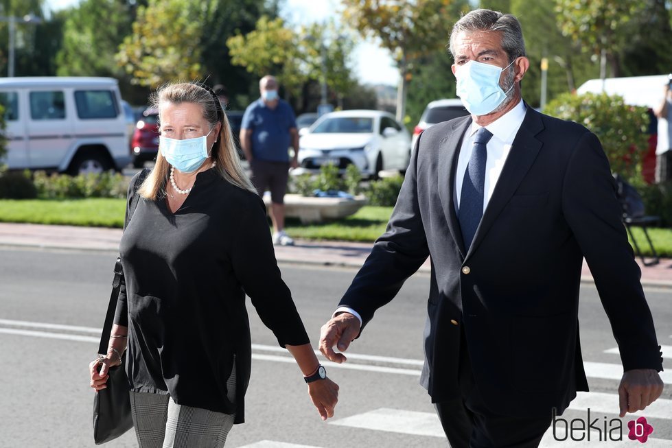 Cristina de Borbón-Dos Sicilias y su marido Pablo López-Quesada en el funeral de Jaime Carvajal