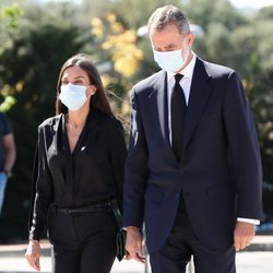 Los Reyes Felipe y Letizia llegando al funeral de Jaime Carvajal