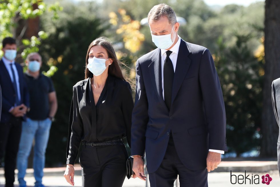 Los Reyes Felipe y Letizia llegando al funeral de Jaime Carvajal