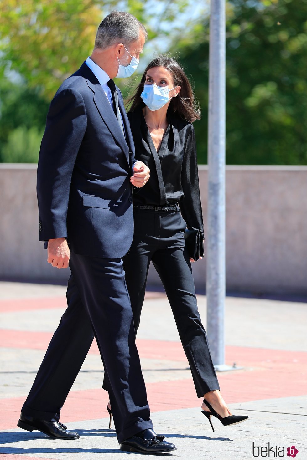 El Rey Felipe y la Reina Letizia se van del funeral de Jaime Carvajal