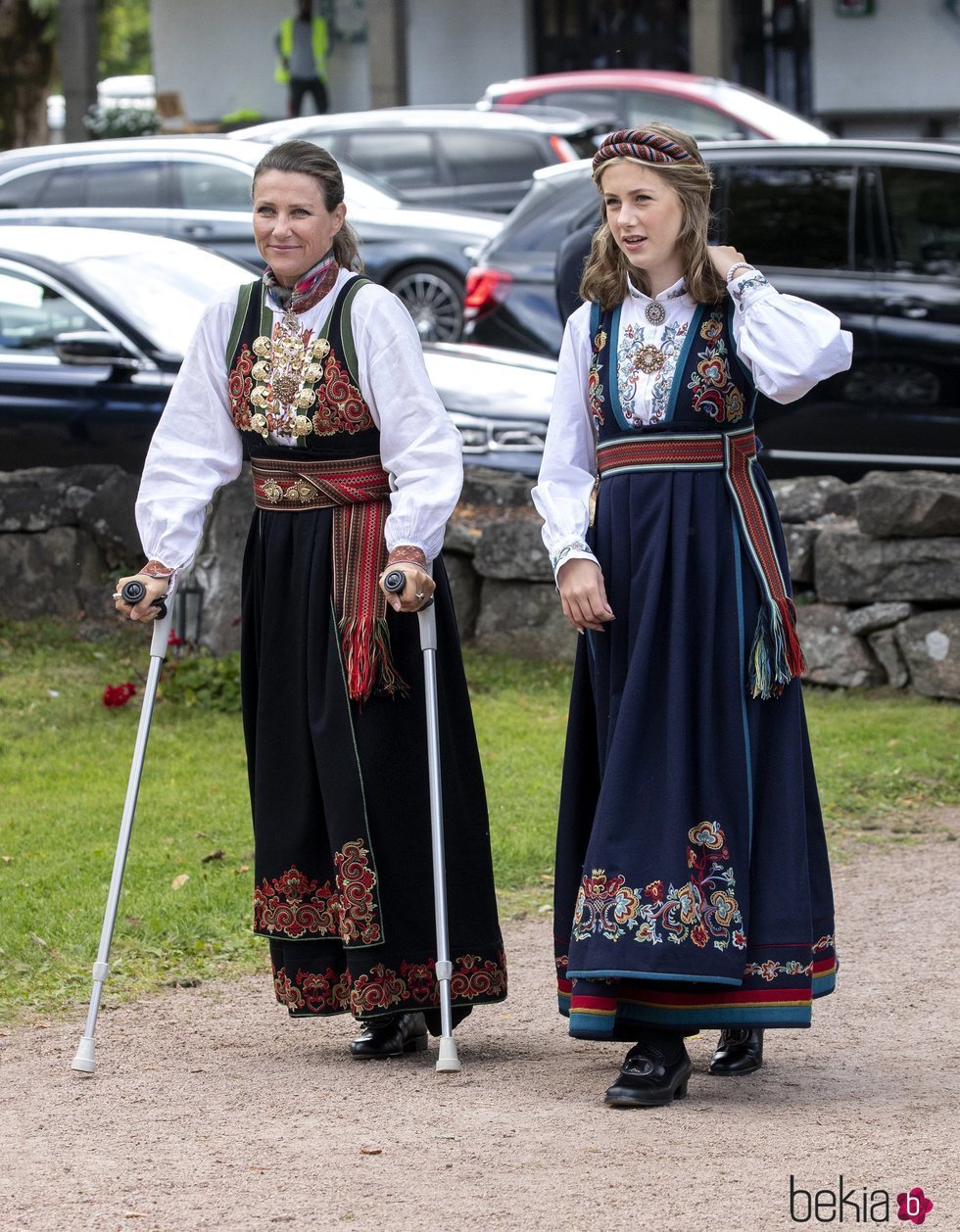 Marta Luisa de Noruega y Leah Behn en la Confirmación de Sverre Magnus de Noruega