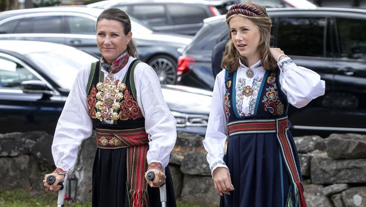 Marta Luisa de Noruega y Leah Behn en la Confirmación de Sverre Magnus de Noruega