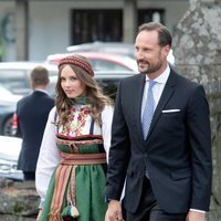 Haakon de Noruega e Ingrid Alexandra de Noruega en la Confirmación de Sverre Magnus de Noruega