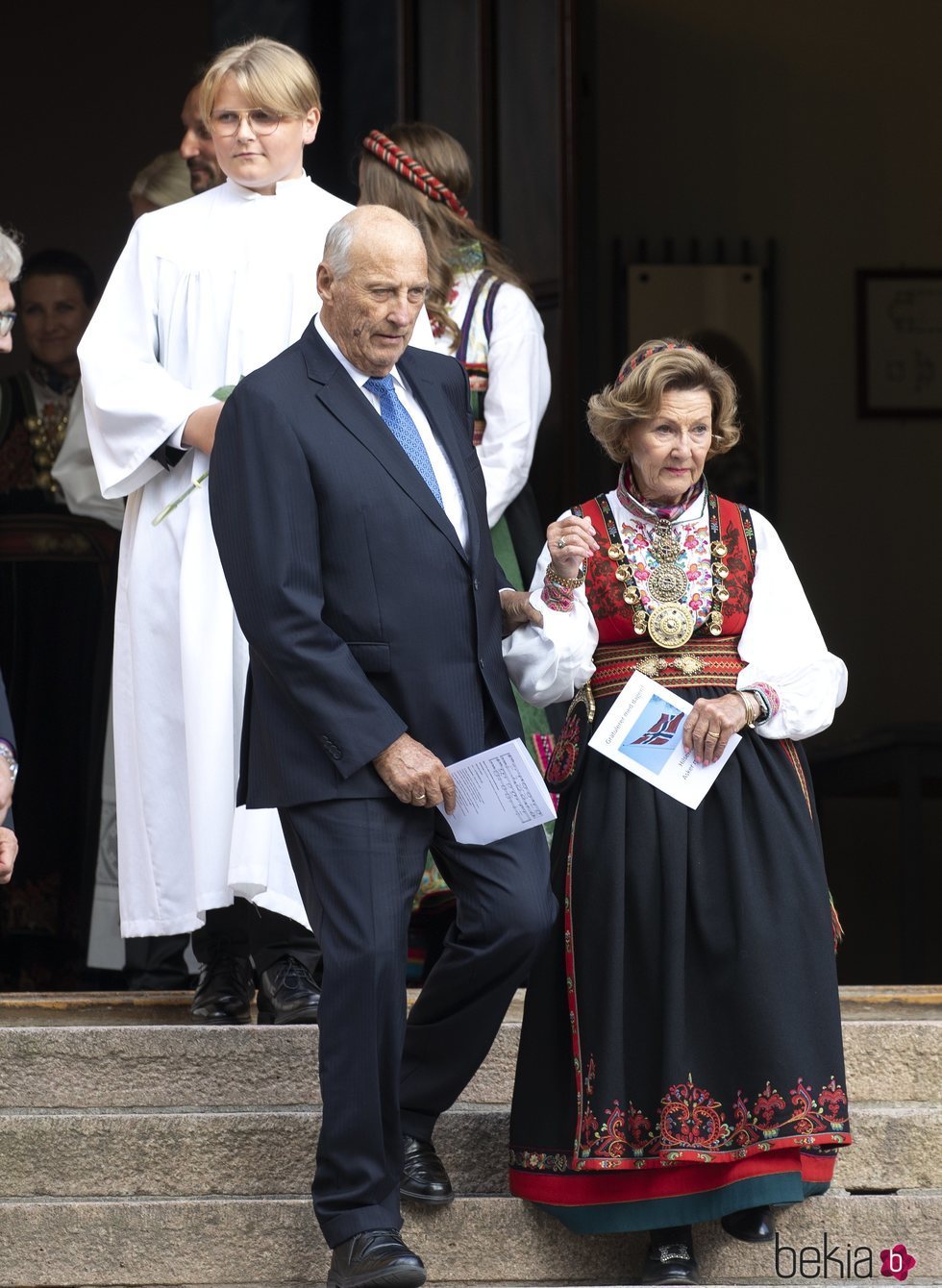 Sverre Magnus de Noruega con Harald y Sonia de Noruega en su Confirmación